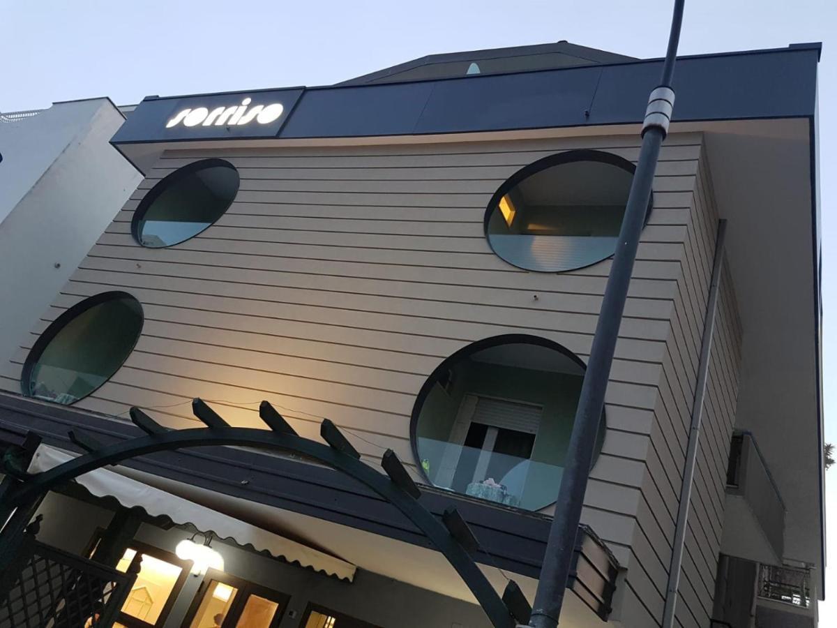 Hotel Sorriso - Molto Piu Di Una Stella Riccione Dış mekan fotoğraf